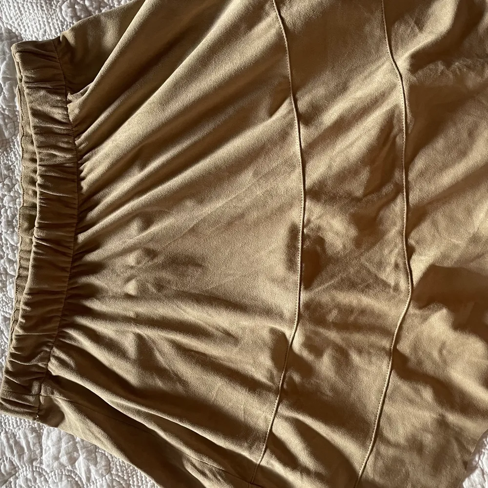 Skitsnygg o trendig beige mocka kjol från only😍❤️  Resorband i midjan, passar större &mindre🥰. Kjolar.