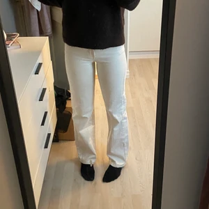 Jeans  - Raka jeans från bikbok, säljer även ljusblåa! Nypris 600