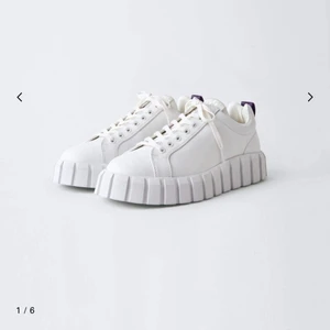 Eytys sneakers - Säljer mina vita eytys odessa som knappt är använda. Har både snörerna på bilden samt tjockare snören. Har även kartong och tillbehör kvar!❤️ 