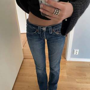 True Religion jeans i storlek xs/W24. Är 164 cm lång och har vikt upp de, då de är för långa. Slutgiltiga priset + 80kr i frakt🙌🏼💓