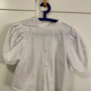 Blus med detaljer - Puffiga armar och pärlor på. Super fin o får alltid komplimanger för den. Liten i stolek, passar 36-38 ❤️
