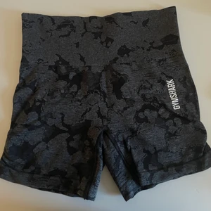gymshark shorts  - Camo seamless shorts från gymshark i fint skick! Bara att skriva för fler bilder🖤