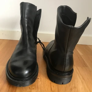 Sneaky Steve - Boots med varmt ull foder. Aldrig använda. Svart mjukt läder med grov sula i gummi. Stl 37. Nypris 1999kr.