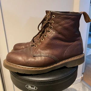 Dr Martens-kängor i brunt läder - Säljer ett par klassiska kängor i läder från Dr Martens i storlek 43.   Finns på Brandholmen i Nyköping alternativt skickas mot fraktkostnad.  /Mattias 