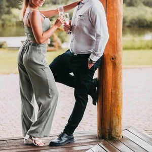 S/M - Top och byxor. Använd en gång, inga synliga tecken på användning. Fin grön färg.  Köpte från CIDER. 