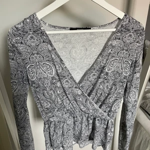 Blus från Bikbok stl S - Mönstrad blå/vit blus från Bikbok✨ Köparen står för frakten, kan mötas upp i Kalmar!