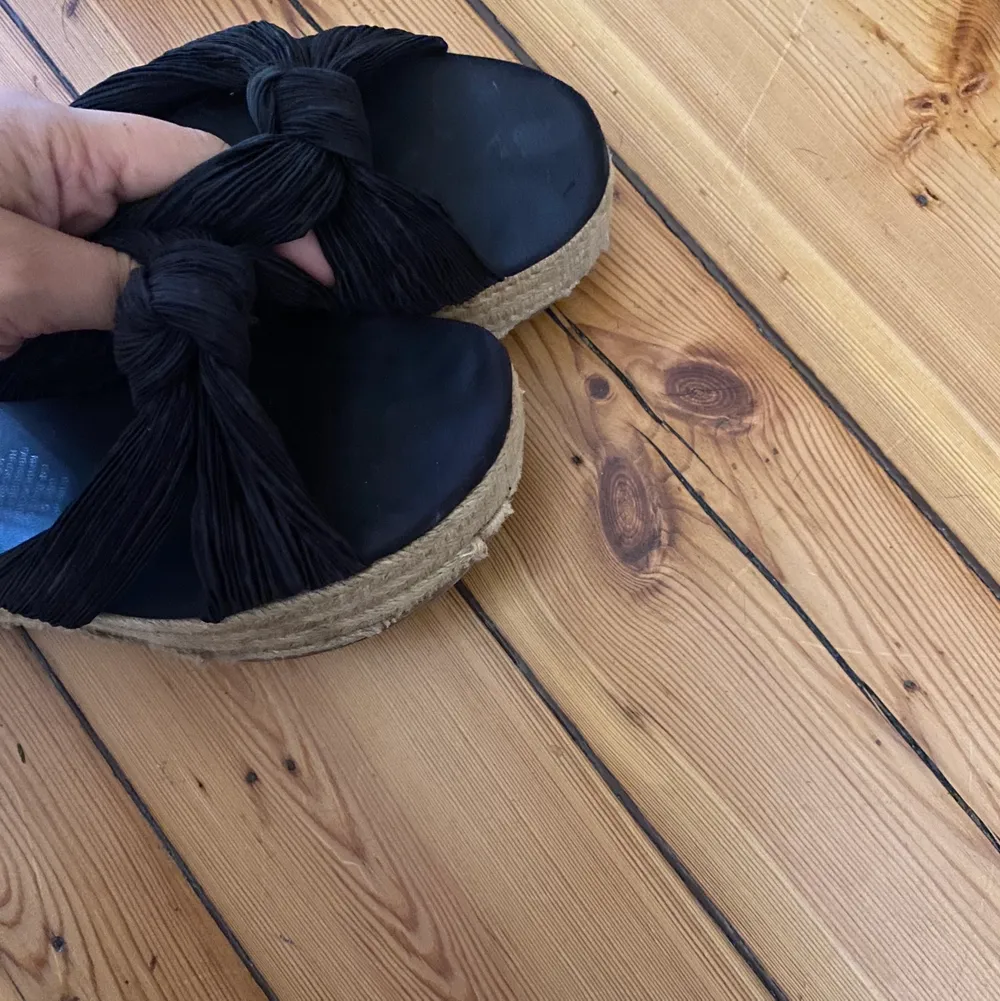 Ett par svarta sandaler från h&m i storlek 40! De har en beige rak klack och är så snygga på sommaren 💝💝💝💝. Skor.