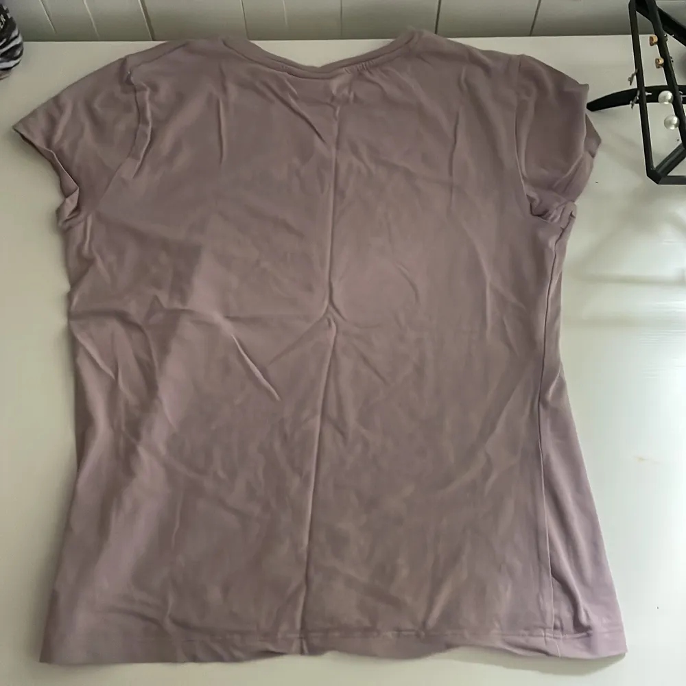 Jag säljer en lila t-shirt från Kappahl. Använd men i bra skick. . T-shirts.