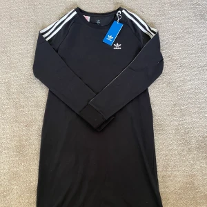 Adidas klänning - Har aldrig använts o lappen är kvar. Storleken är M. Bra skick🫶🏼🫶🏼  Sitter super fint.💗