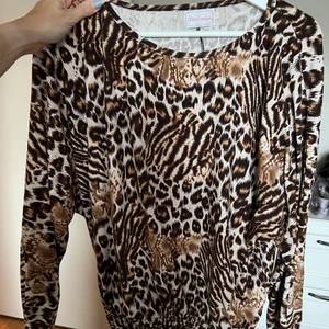 Leopard topp  - Leopard blus i storlek S (passar även M), materialet är såååå mjukt och skönt 😍  70kr+frakt 