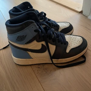 Jordans  - Jätte fina populära jordan i bra skick men ändå lite annvönda i strl 36,5 (pris kan diskuteras)