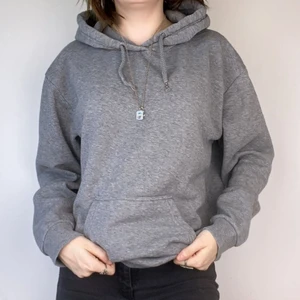 Grå hoodie - Vanlig grå hoodie. Välanvänd men i väldigt gott skick. Riktigt bra hoodie att ha bara.   Köpare står för frakt. Kan mötas men tar också Swish.