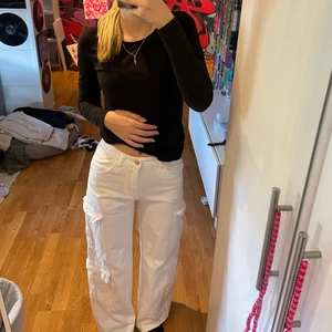 Vita jeans  - Vita jeans med massa fickor (alla fickor är riktiga) använda 1 gång så de är i bra skick! 