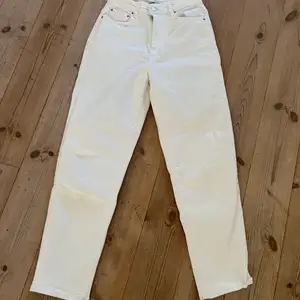 Vita mom jeans från Gina Tricot i stl 36. Använda fåtal ggr, mycket bra skick🥰. 