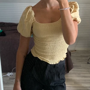 Gul topp - En gul topp från Gina, superfin och funkar året om!☺️nypris: 349kr 