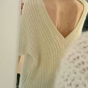 Stickad tröja, stl. S - -Mjuk grovstickad tröja -Djup V-ringad rygg -Bekvämt åtsittande vid handlederna  -Storlek: Small -Färg: Cremevit -Material: 90% akryl, 10% ull -Butik: H&M  -Använd men mycket fint skick, säljer pga fel storlek