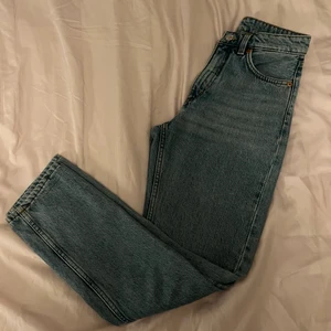 Mom-jeans Monki - Jeans från Monki i modellen ”kimono”. Storlek W24. Välanvända men i fint skick! Bra kvalitet. Har älskat dessa byxor länge, den perfekta mom-byxan!