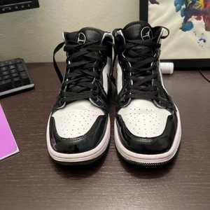 Air Jordan one carbon  - Sko storlek 43. Har använt den fåtals gånger. Den har bara en liten skada vilket jag visade på bilden. Fast pris 