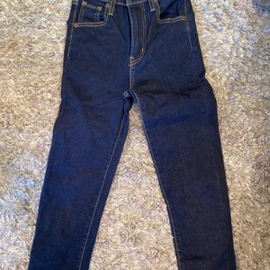 Mile high super skinny jeans från Levis strl 23 - För små för mig och därav att de nu säljs, är i superfint skick efter endast ett fåtal användningar! Fin mörkblå färg. Ord pris 1099:-. Strl W23 L30.