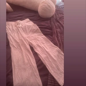 Jätte fina vita linnebyxor!🫶🏻🤍 - Säljer mina linnebyxor som jag aldrig använder, de är nästan oanvända. Jag köpte dom här på Plick för 160kr och säljer för 100kr!🤍🤍