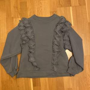 Säljer denna skit snygga volang tröja ifrån Zara då den är för liten 🥰 Den är i barnstorlek 164 men passar som en xs 💕
