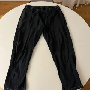 Ett par Sweet sktbs byxor i mjukt jeans material, finns bilder med byxorna på både gamla sedna kan jag sjöcklsrr skicka nya!