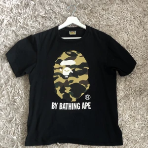 Bape 1st camo OG T-Shirt - En äldre bape t shirt med ”OG” colorway Storlek L sitter inte tts så lutar mer emot en stor S / M  Nypris runt 1600kr