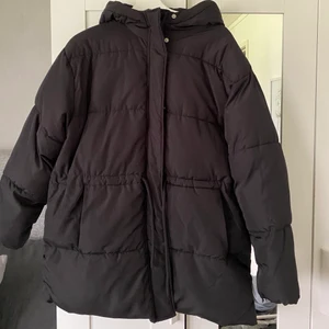 Vinterjacka  - En jättefin svart lite längre vinterjacka från H&M med dragsko i midjan i storlek M. Endast använd ett fåtal gånger förra vintern. Nypris 400 kr säljes för 200 kr+frakt. Betalning sker via Swish, hör av er om ni undrar något🥰