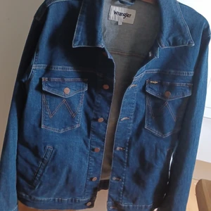 Wrangler jeans jacka - Säljer en extremt skön jeansjacka ifrån Wrangler då den blivit för liten, ganska så "stretchig". den är i nyskick. Nypris 699. Köparen står för frakt