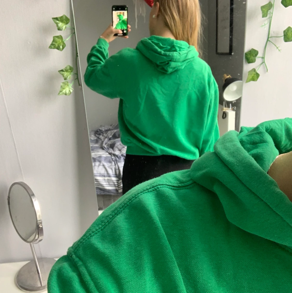 Ggrön hoodie med tryck från h&m i storlek s  - 90