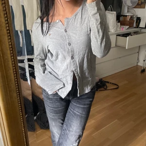 Söt kofta💓 - Grå kofta med knappar, även en liten berlock på ena bröstet som går att klippa av annars😍