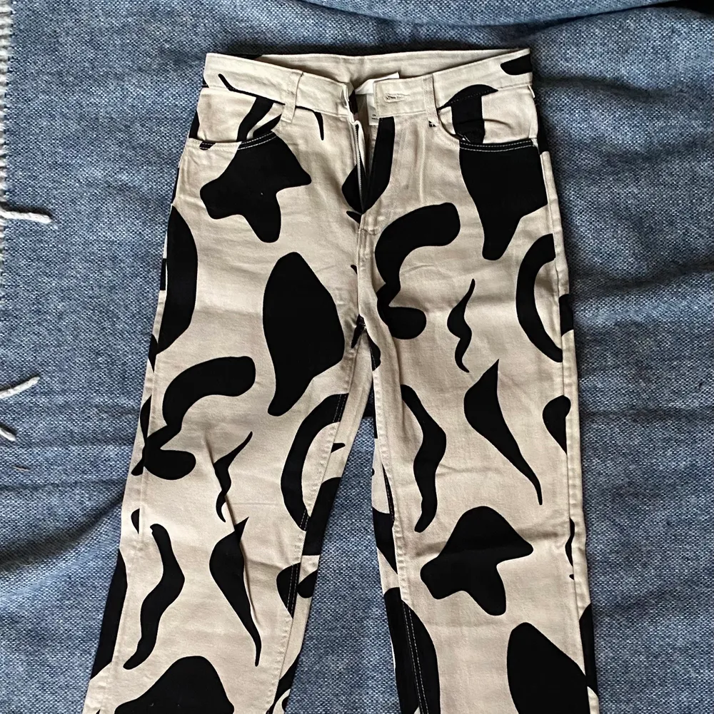 Straight monki pants in cow print) 34 size . Jeans & Byxor.