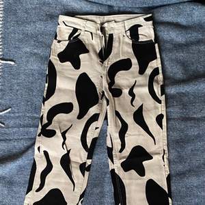 Straight monki pants in cow print) 34 size 