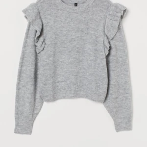 Grå stickad tröja - Grå stickad tröja med lite volanger från HM. Säljer då den inte kommer till användning. Storlek S🦋