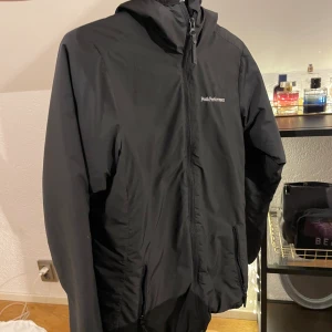 Peak performance jacka  - Storlek s, knappt använd , I helt nytt skick utan nån som helst skada. Figursittande och väldigt varm. 