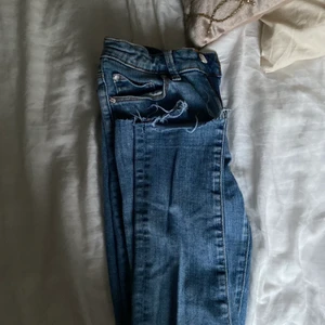 INTE SÅLD RÅKADE TRYCKA I FEL! Jättesnygga jeans storlek 152cm (barn)  klicka inte på ”köp nu” - Nästan aldrig använda! Säljer ändats pg av för små, Vet inte märket men är kanska säker på att det är hoolister men på dem står det ”your denim” modell typen är skinny/straight