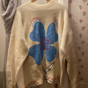 stickad tröja - fint skick och bara använd få gånger. Storlek L men är väldigt oversize så typ XL/2XL