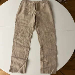 J.Lindberg linnebyxor - Tjena, jag säljer denna perfekta sommarbyxan från J.Lindberg, ett par linnebyxor som har en fin beige färg som passar perfekt till sommaren! Vid frågor kring pris är de bara att skriva så kan vi lösa en perfekt deal!