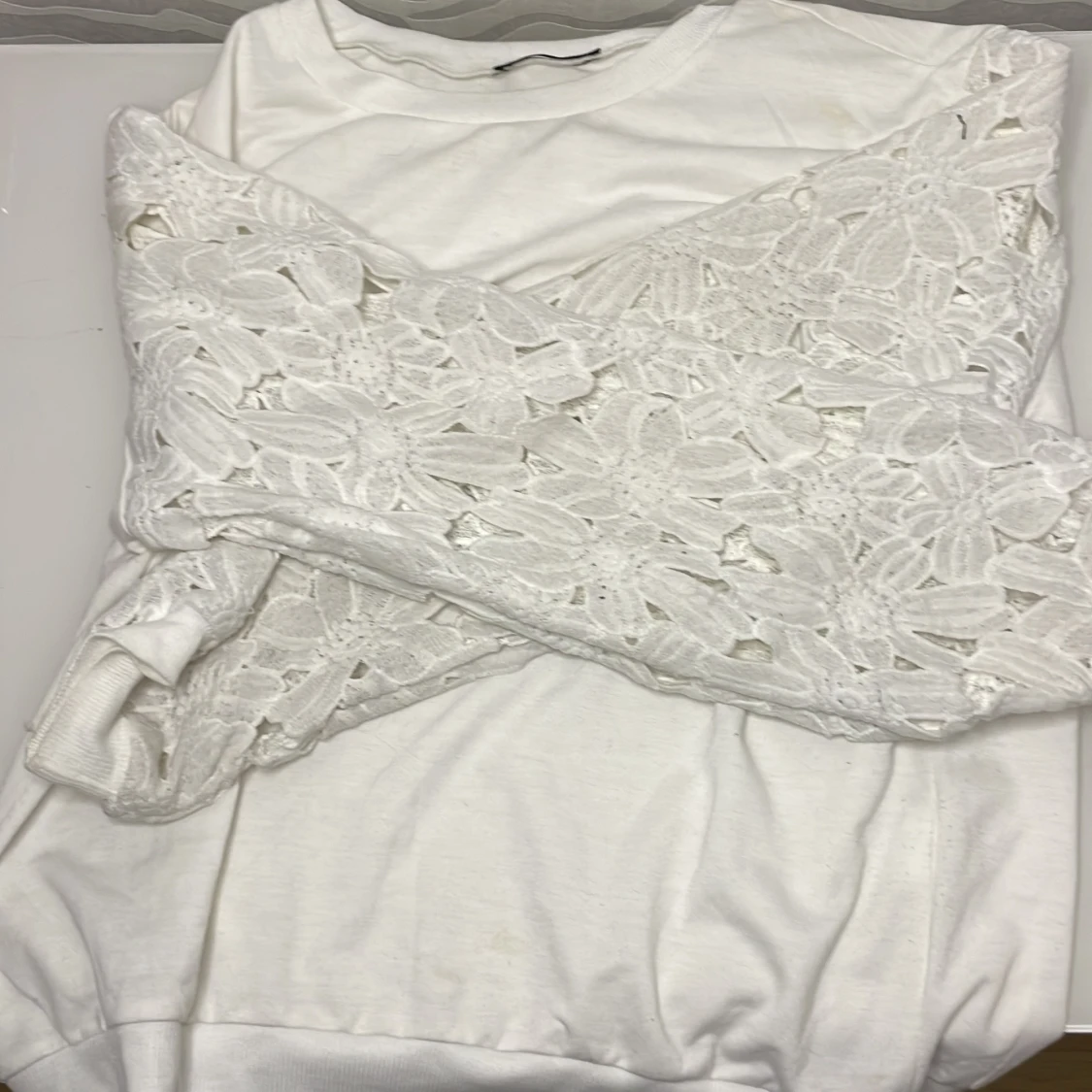 Långärmad tröja med blommiga ärmar