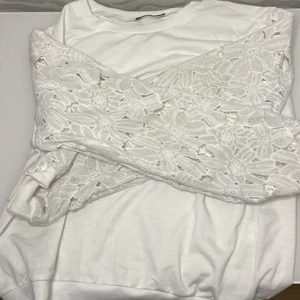 Långärmad tröja med blommiga ärmar - Denna tröja är ifrån shein och materialet är väldigt tunt. Tröjan är ej använd utan den har endast legat i garderoben orörd. Originalstorleken är XL men jag skulle säga att den passar bra på folk som har mindre storlek än det. Priset går att diskutera