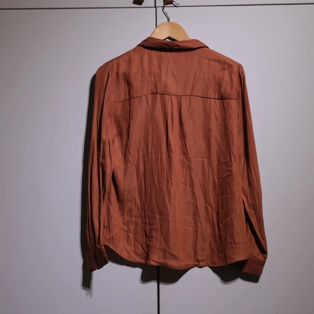 A silk blouse in an autumn type of orange. In perfect condition. . Blusar.
