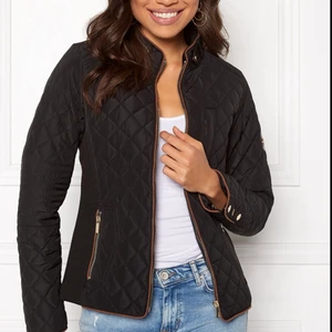 Hollies jacka - Hej! Säljer min super snygga höst/ vår jacka då jag köpte för liten storlek och drf inte använder den längre. Vid mer info hör av dig!💕