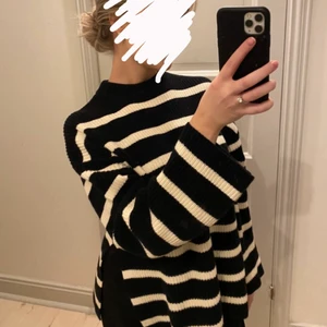Randig stickad tröja - Säljer den här mysiga stickade tröjan i svart och vitt. Inköpt på H&M i vintras. 