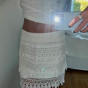 Säljer jättefin vit kjol, storlek ONE SIZE. 🤍🤍 frakt kostar 51kr och är spårbar med PostNord 📦 