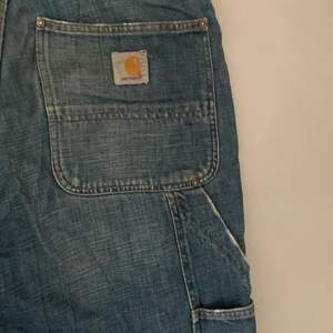 Jätte snygga carhartt jeans, i bra skick med bara lite defekter längst ner på benöppningen. Postar eller möta upp i centrala stockholm