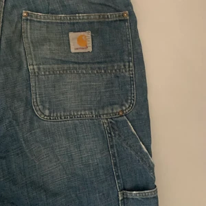 Cathartt jeans double knee - Jätte snygga carhartt jeans, i bra skick med bara lite defekter längst ner på benöppningen. Postar eller möta upp i centrala stockholm