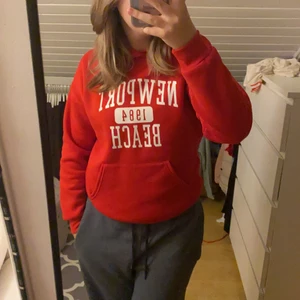 Röd Hoodie  - Använd 1 gång, köparen står för frakten som är 66kr ❤️TFUCK INTE PÅ KÖP NU❤️