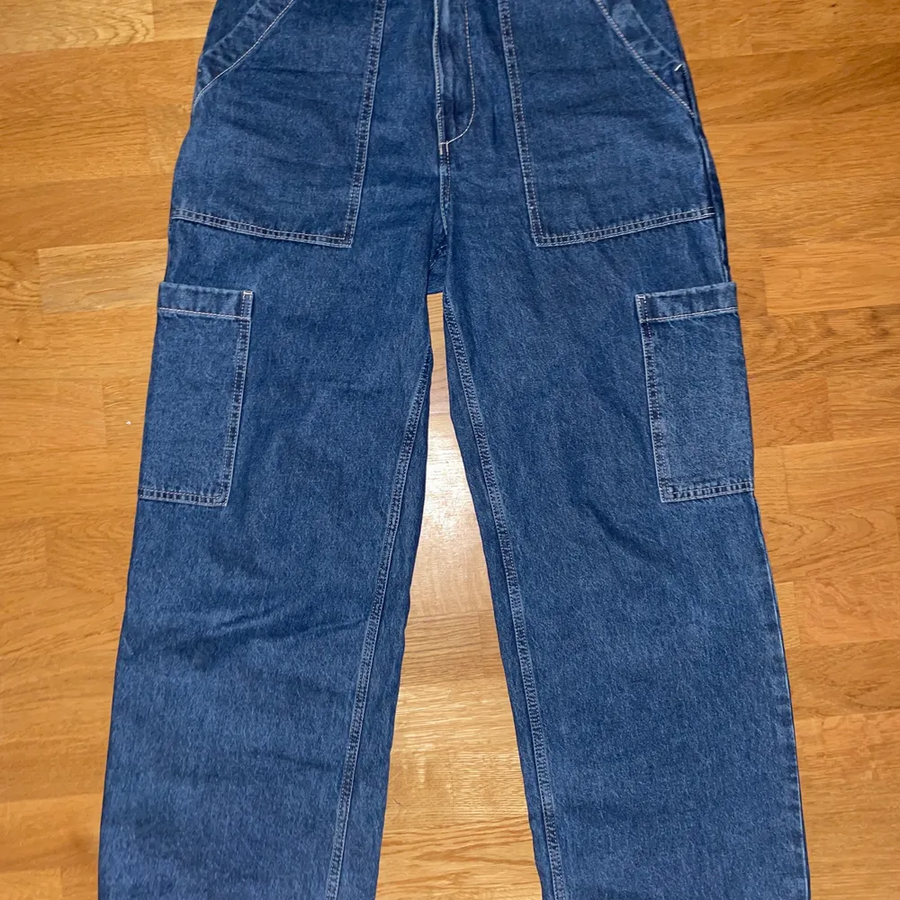 Oanvända cargo jeans från hm i storlek 38💕. Jeans & Byxor.