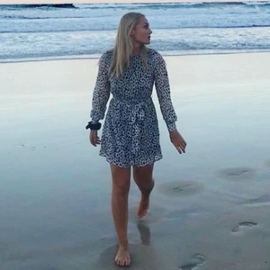 Superfin klänning - Mönstrad klänning från NAKD. Stl S. Har band i midjan som man kan spänna 