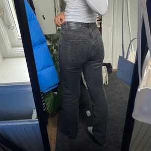 Grå jeans - Snygga högmidjade jeans från zara, de var vida från början men jag har sytt in dom så de är mer raka. OBS min sömnad är inte perfekt så om ni vill sprätta går de bra 😄de är slitna längst ner i benen